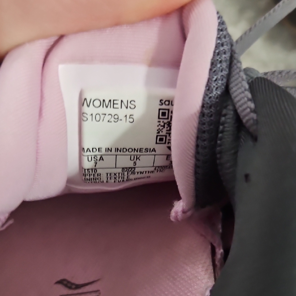 Saucony Women's Gray and Pink Athletic Shoes - Picture 7 of 7